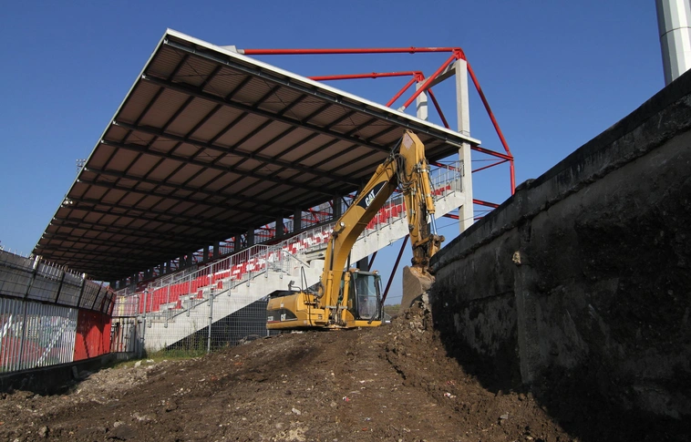 Bontják a stadiont