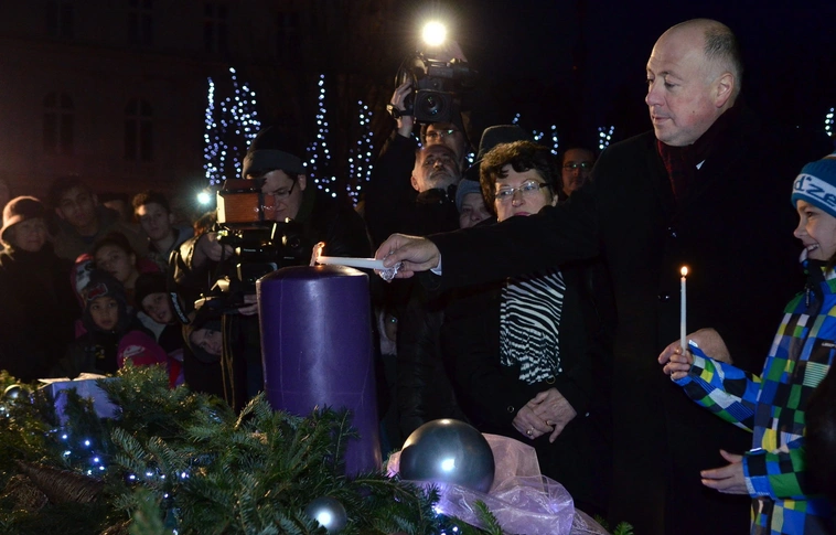 Adventi gyertyagyújtás és élő Betlehem