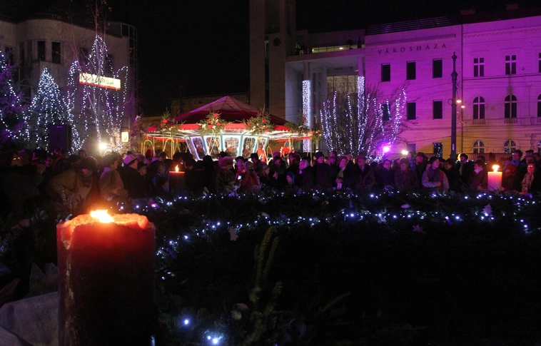 Adventi gyertyagyújtás a Szent István téren 