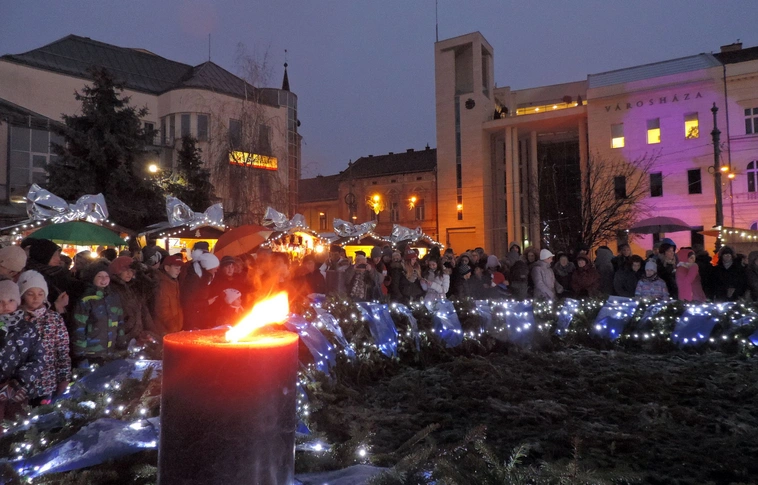 Adventi gyertyagyújtás a Szent István téren