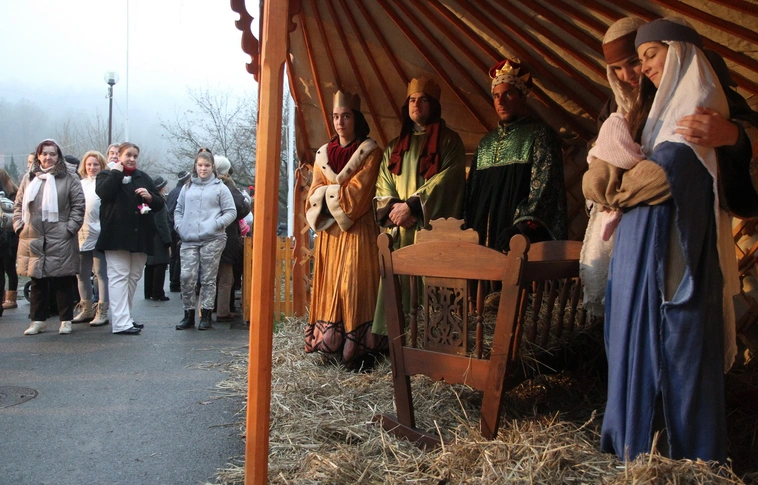 Adventi gyertyagyújtás és vásár