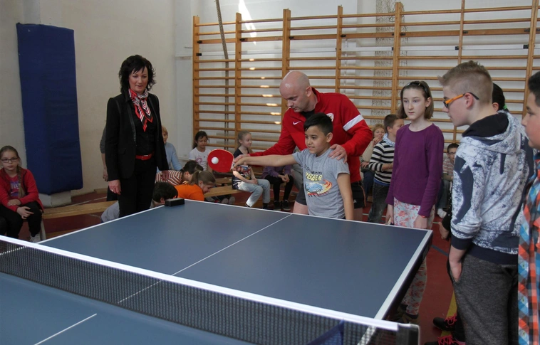 Sporteszközöket kaptak a martinkertvárosi iskolások