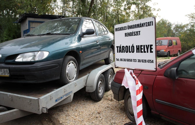 Roncsautót szállít el a Rendészet