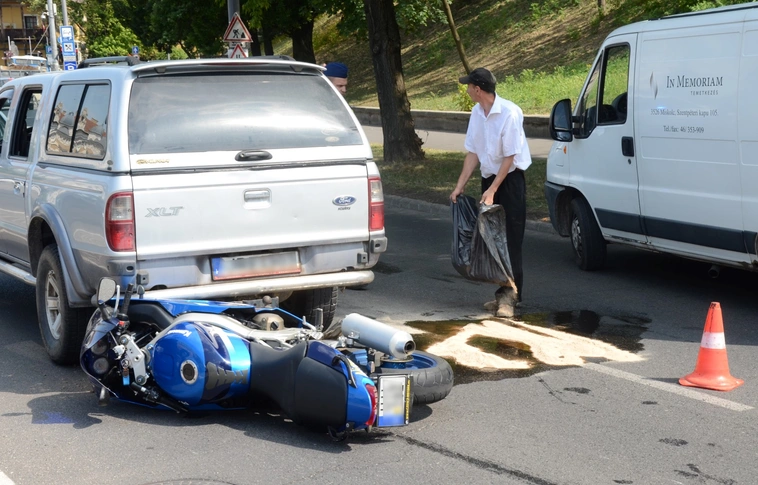 Motoros baleset a tehermentesítőn