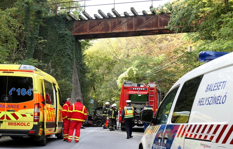Vasúti hídpillérnek csapódott egy autó