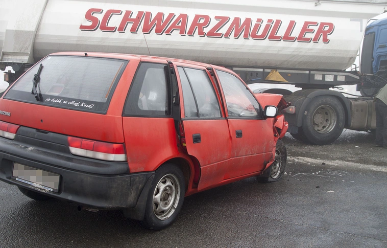 Törtek az autók Nyékládháza határában