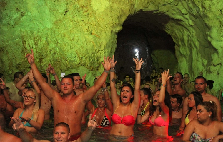  Barlangfürdő: DJ Party Éjszakai fürdőzéssel