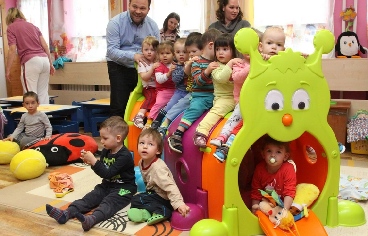 A Dumaszínháztól kaptak játékokat a diósgyőri bölcsisek