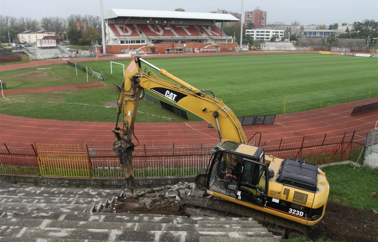 Bontják a stadiont