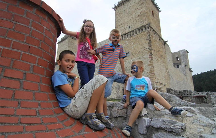 Kinyitotta kapuit a Diósgyőri Vár 