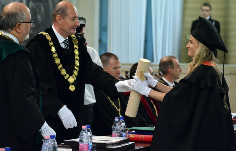Diplomaátadó az egyetemen