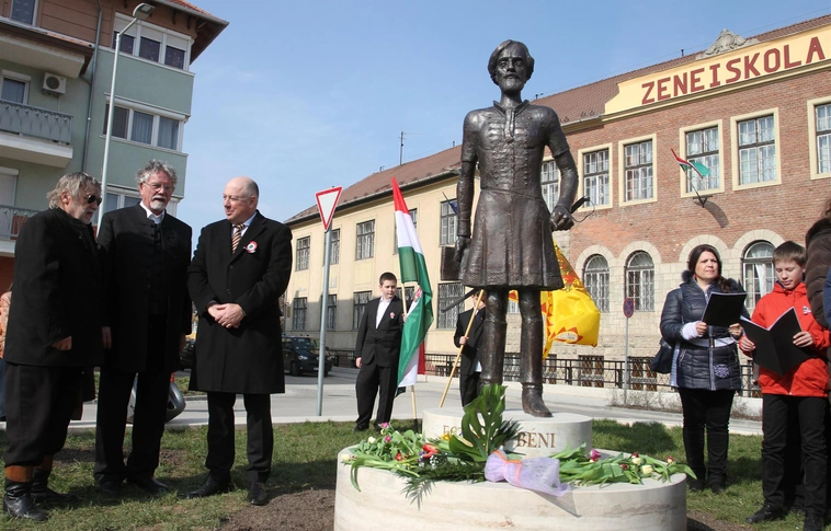 Leleplezték Egressy Béni szobrát