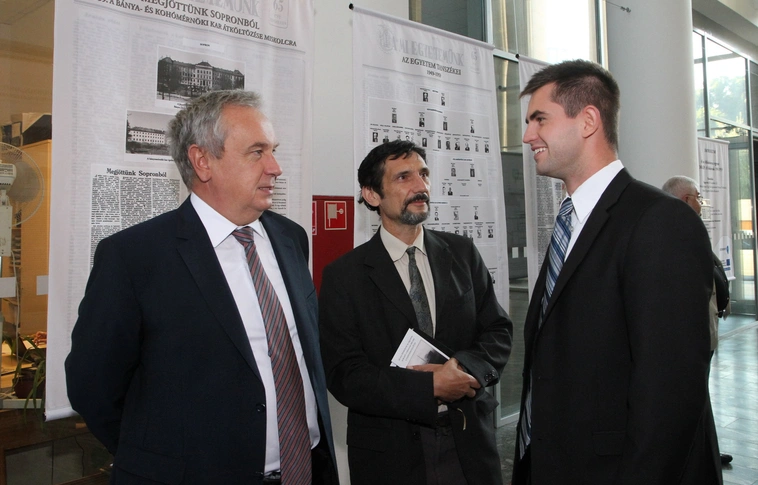 Városházi kiállítás az egyetem hőskoráról