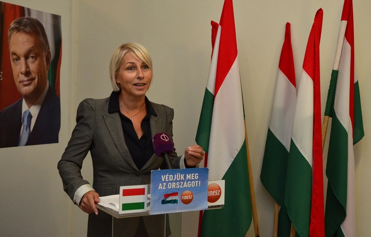 Eredményváró a Fidesz irodában