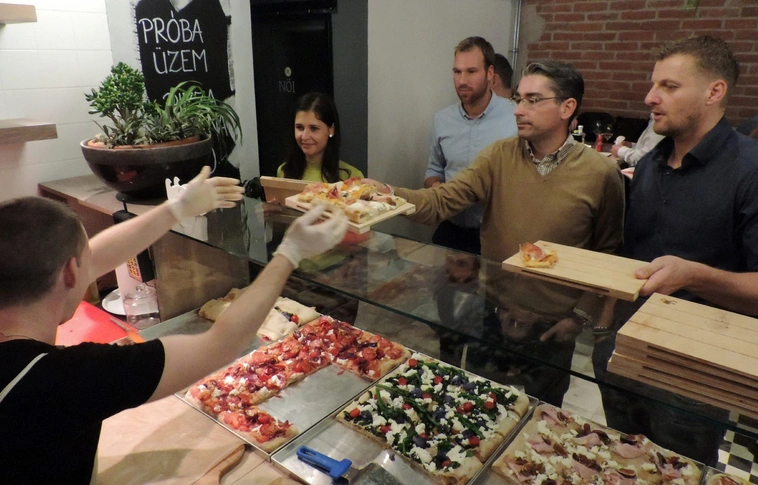Ünnepélyes megnyitó: Pizza, Kávé, Világbéke