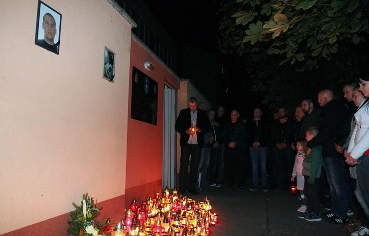 Gyertyagyújtás a Készenléti Rendőrség épülete előtt