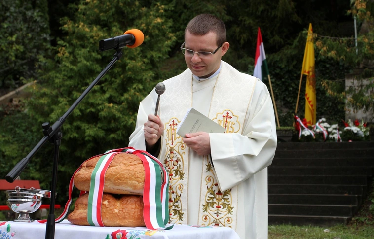Megemlékezés a felsőhámori Szent István szobornál