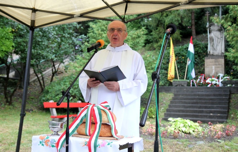 Megemlékezés a a felsőhámori Szent István szobornál