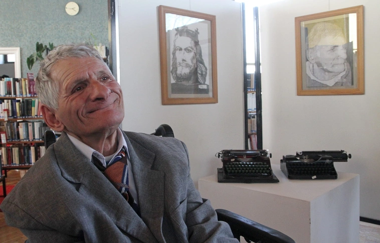 "Dallamok gépzongorán" című kiállítás a József Attila Könyvtárban