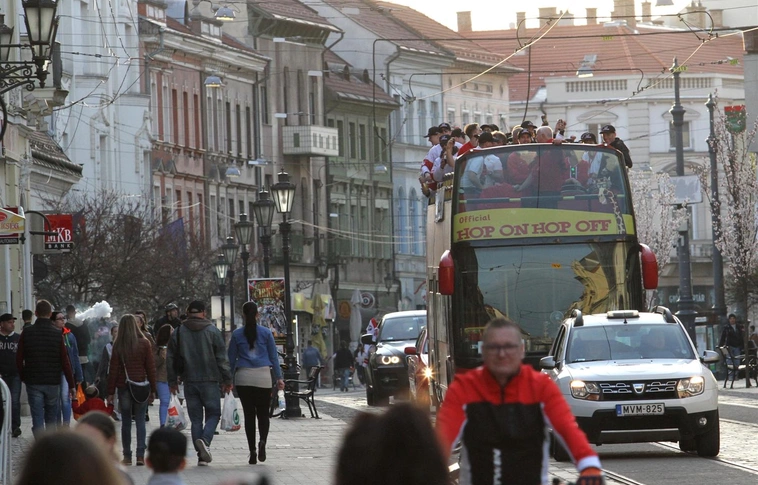 DVTK Jegesmedvék - busszal a belvárosban