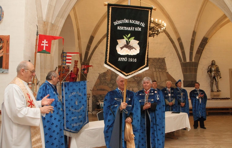 Kertbarát kör zászló átadás a lovagteremben