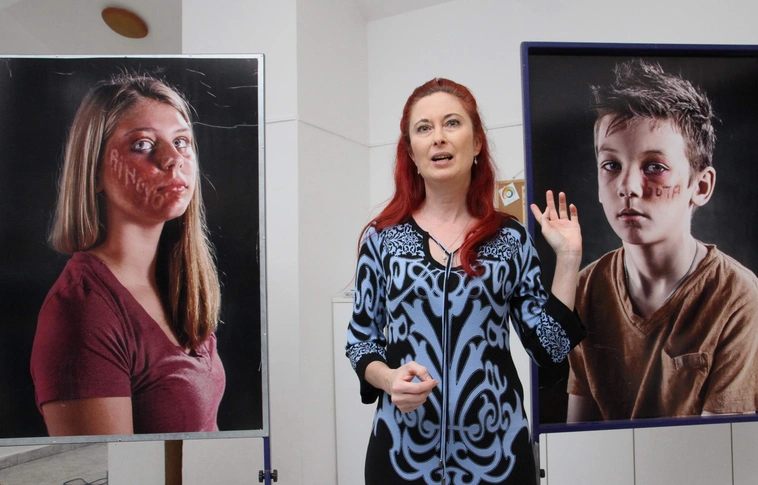 Kiállítás a szóbeli erőszak ellen, a Kontaktpontban