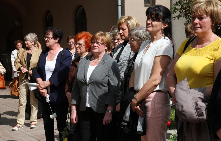 Hernádi Istvánné emléktábla-avatás a Szabó Lőrinc könyvtár udvarán