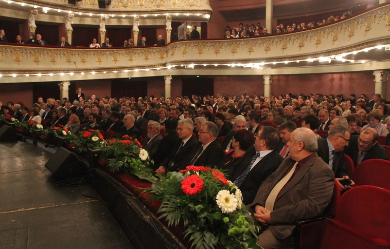 Kormányhivatali gálaműsor a színházban