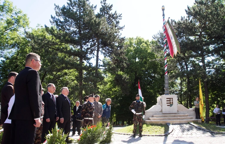 Koszorúzás a népkerti országzászlónál