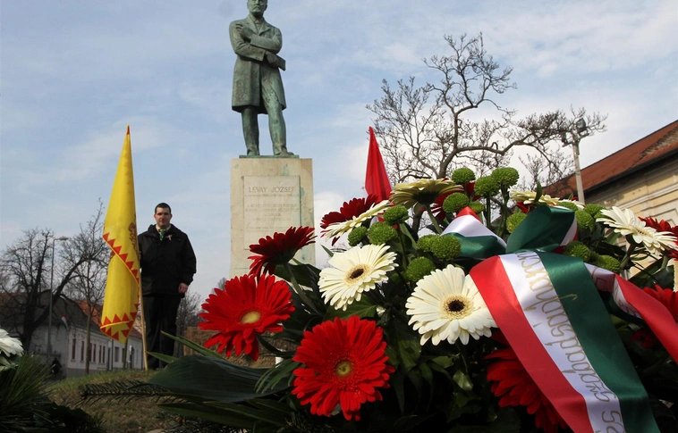 Koszorúzás március 15-én II.