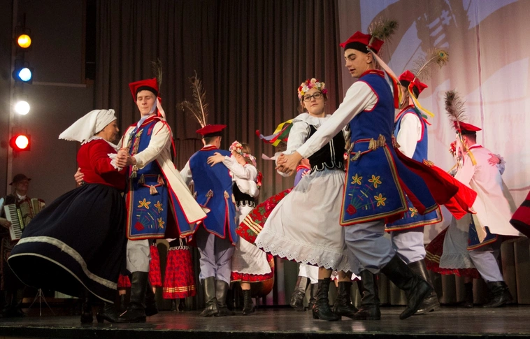 Lengyel néptánc az Avasi Gimnázium színháztermében