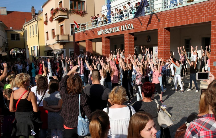 Szülinapi táncos flashmob - 10 éves a MÜHA 