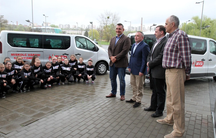 MVSI – Új buszok a legeredményesebb sportiskolának