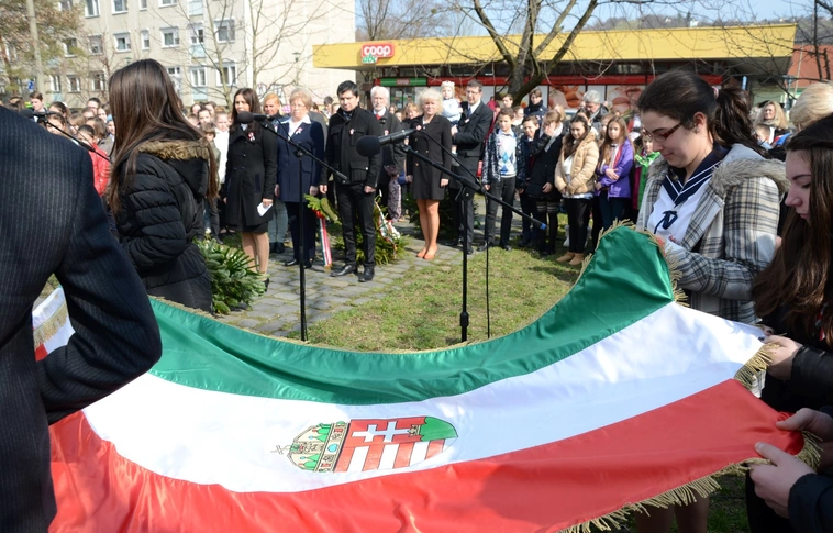 Koszorúzás a diósgyőri országzászlónál