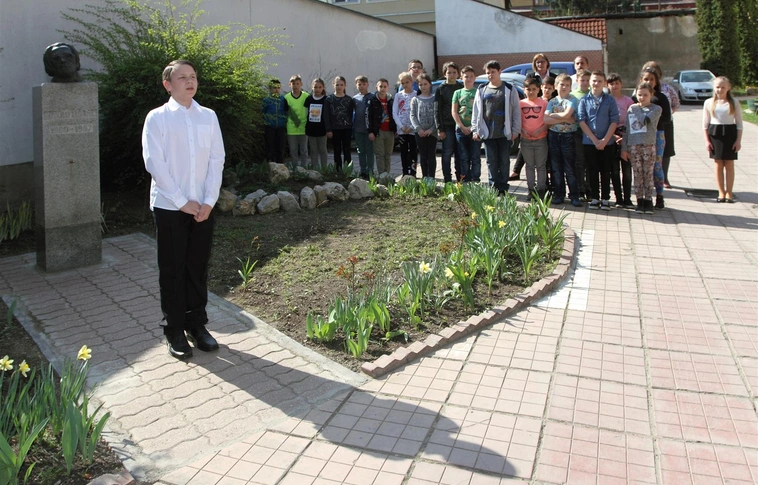 Koszorúzás Szabó Lőrinc szobránál