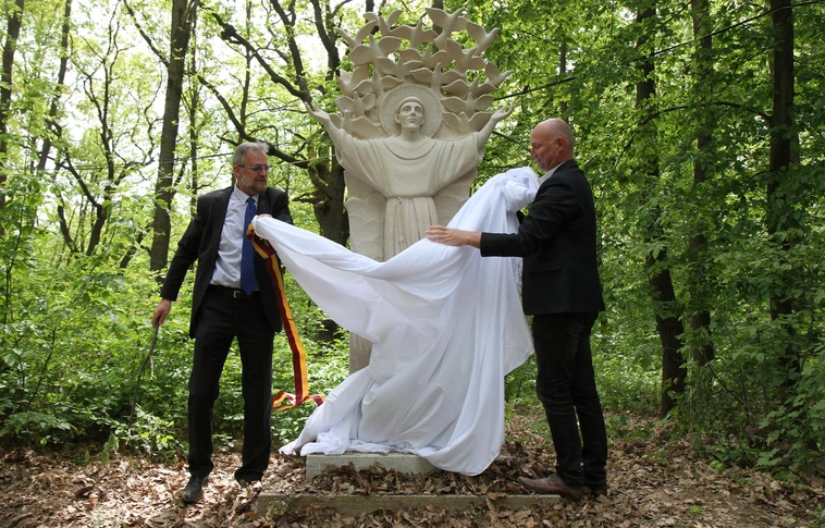 Szent Ferenc szobrot avattak a miskolci állatkertben