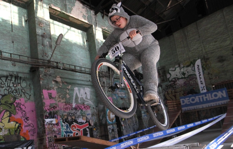 Retro farsangi teremcross a Factory-ban