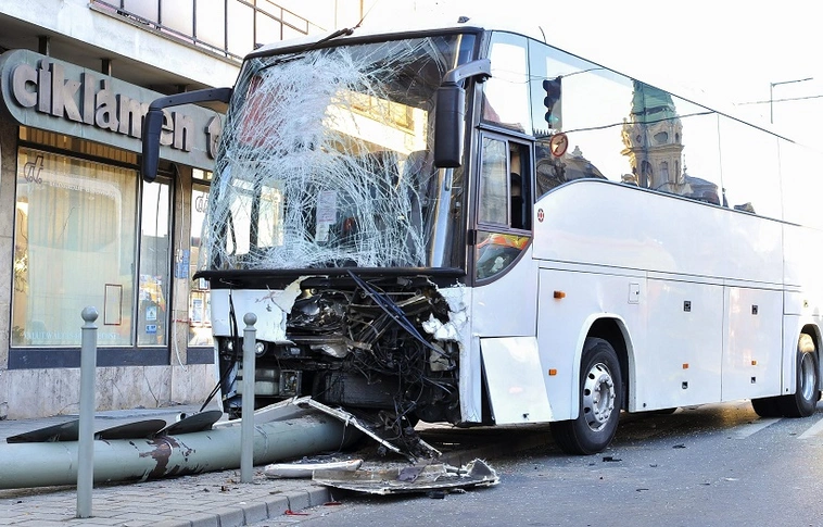 turistabusz_taxi_baleset 2016.12.03