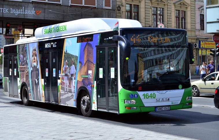 Zászlós buszok közlekednek a meccs napján