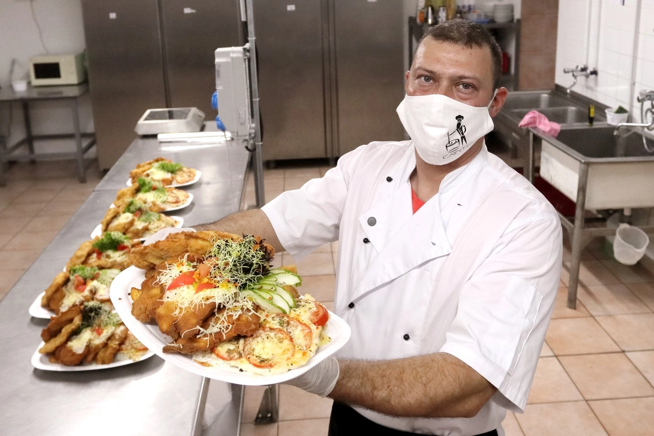 canitn étterem, étel adomány,