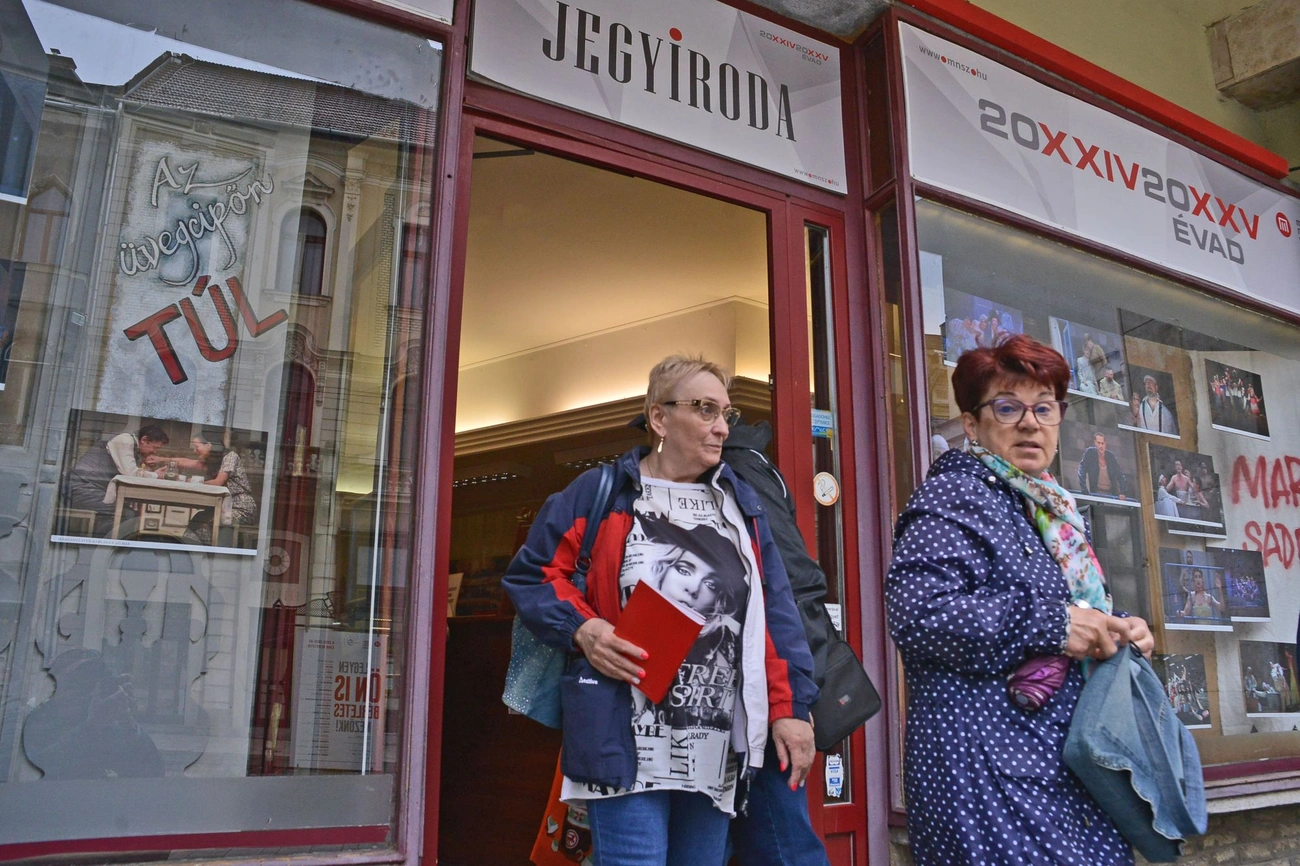 bérletvásárlók jönnek ki a jegyirodából