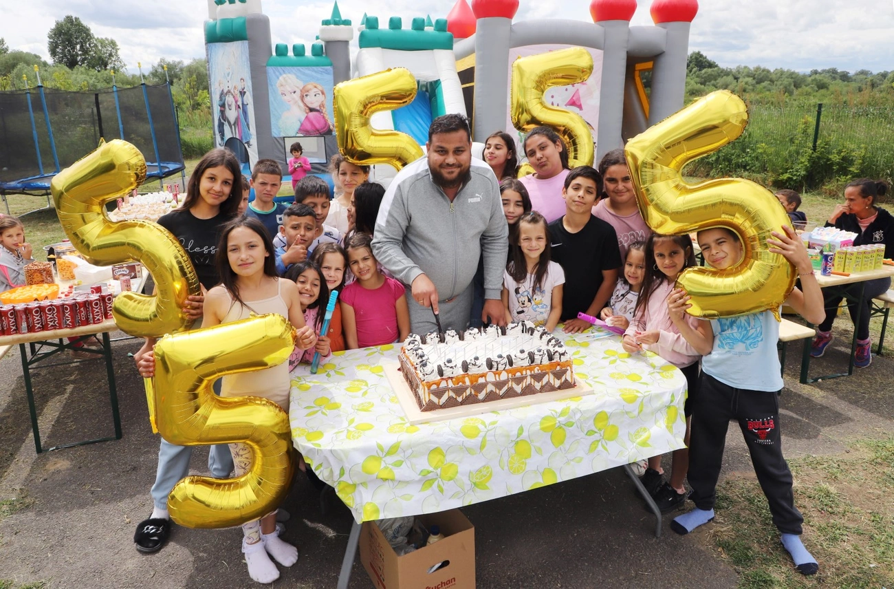 Galamb Alex és a péktanoncok együtt szelik fel a szülinapi tortát