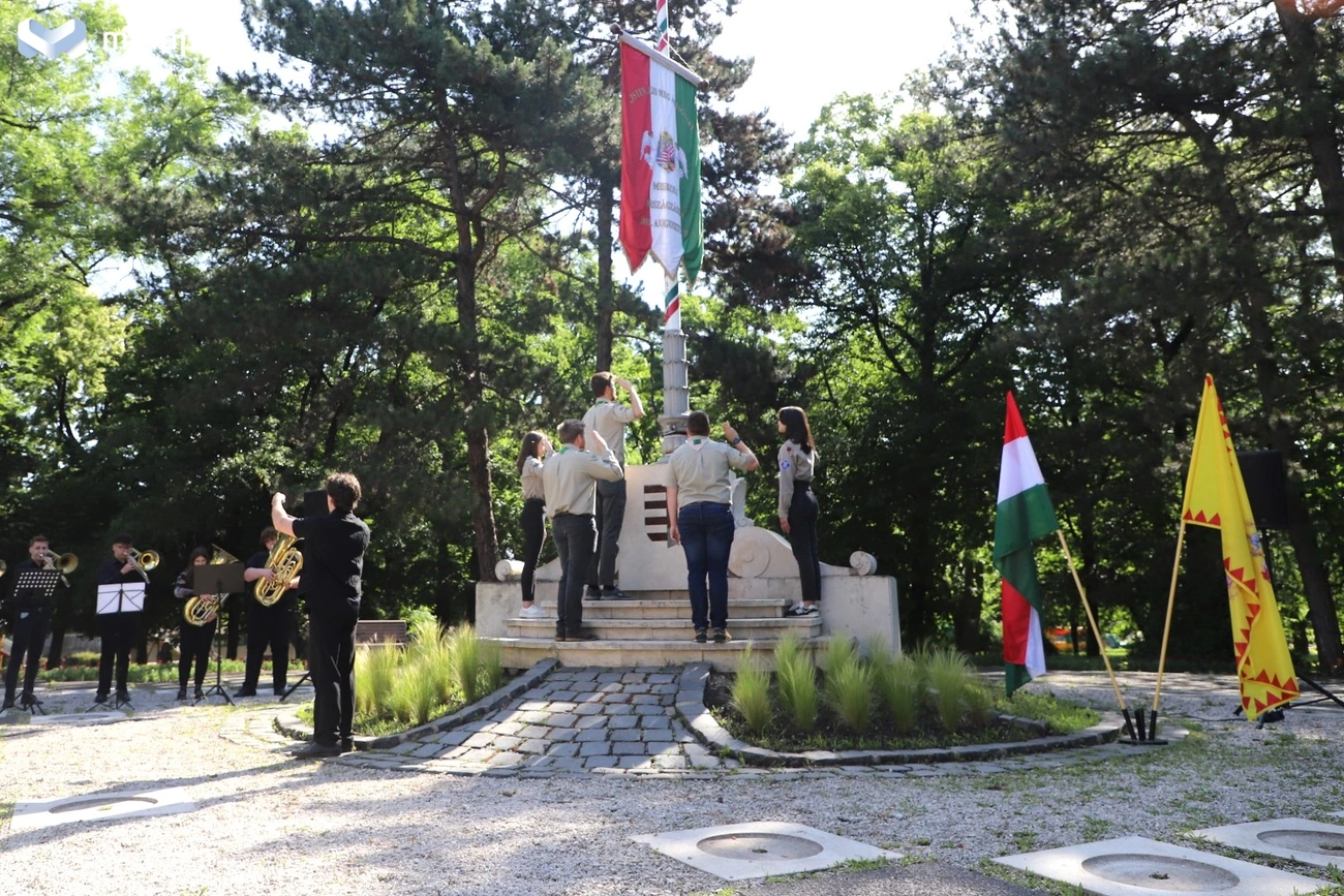 Hősök napi koszorúzás