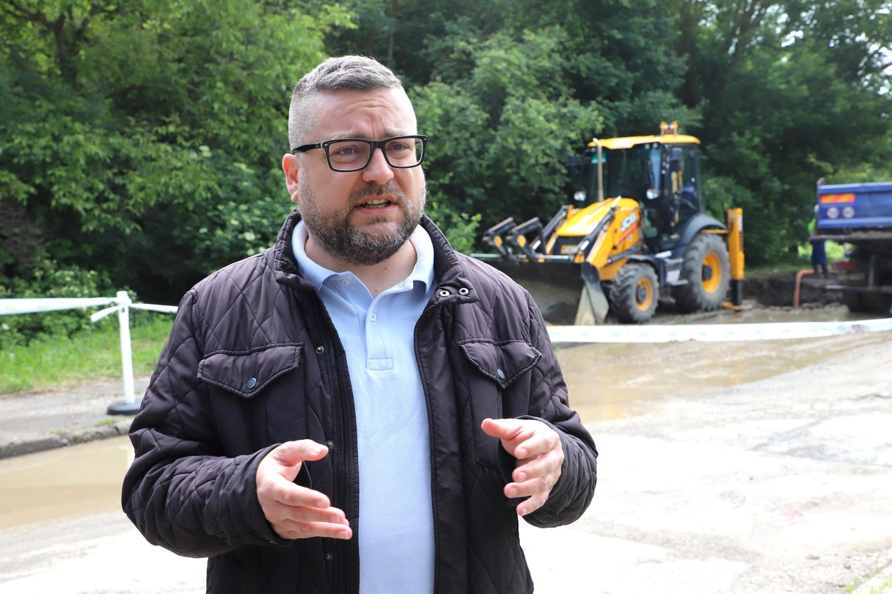 Bajusz Gábor önkormányzati képviselő a csőtörésnél