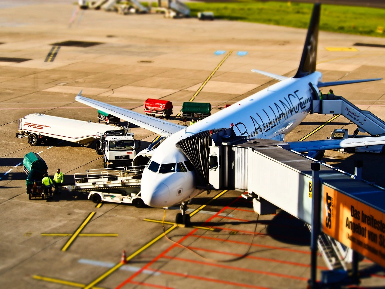 airport-1105980_1280.jpg