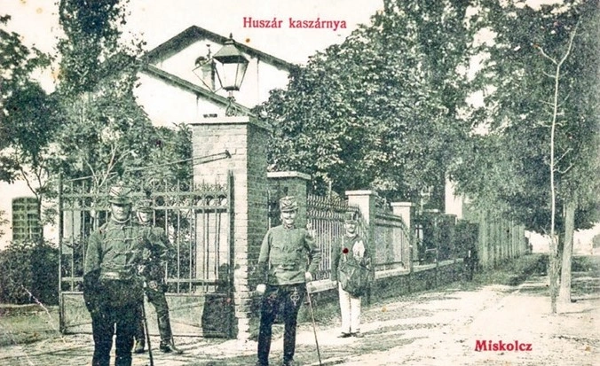 akkor_es_most_huszar_laktanya.jpg
