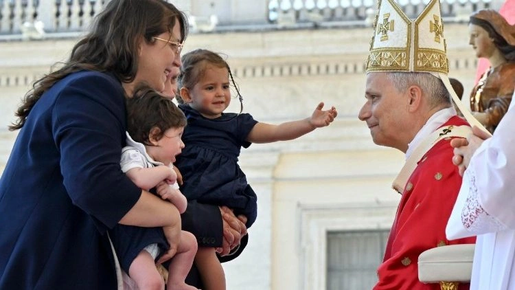 leo_papa_egy_csaladdal_punkosdvasarnap_vatican_news.jpeg