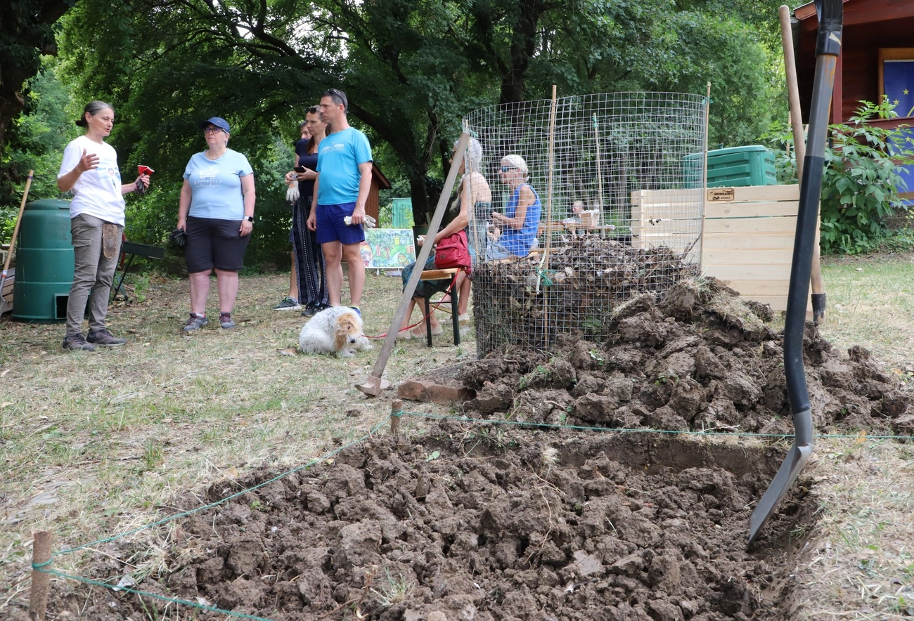 ött fájl át lett nevezve erre: komposztkeret_arboretum_250704ml-3.JPG