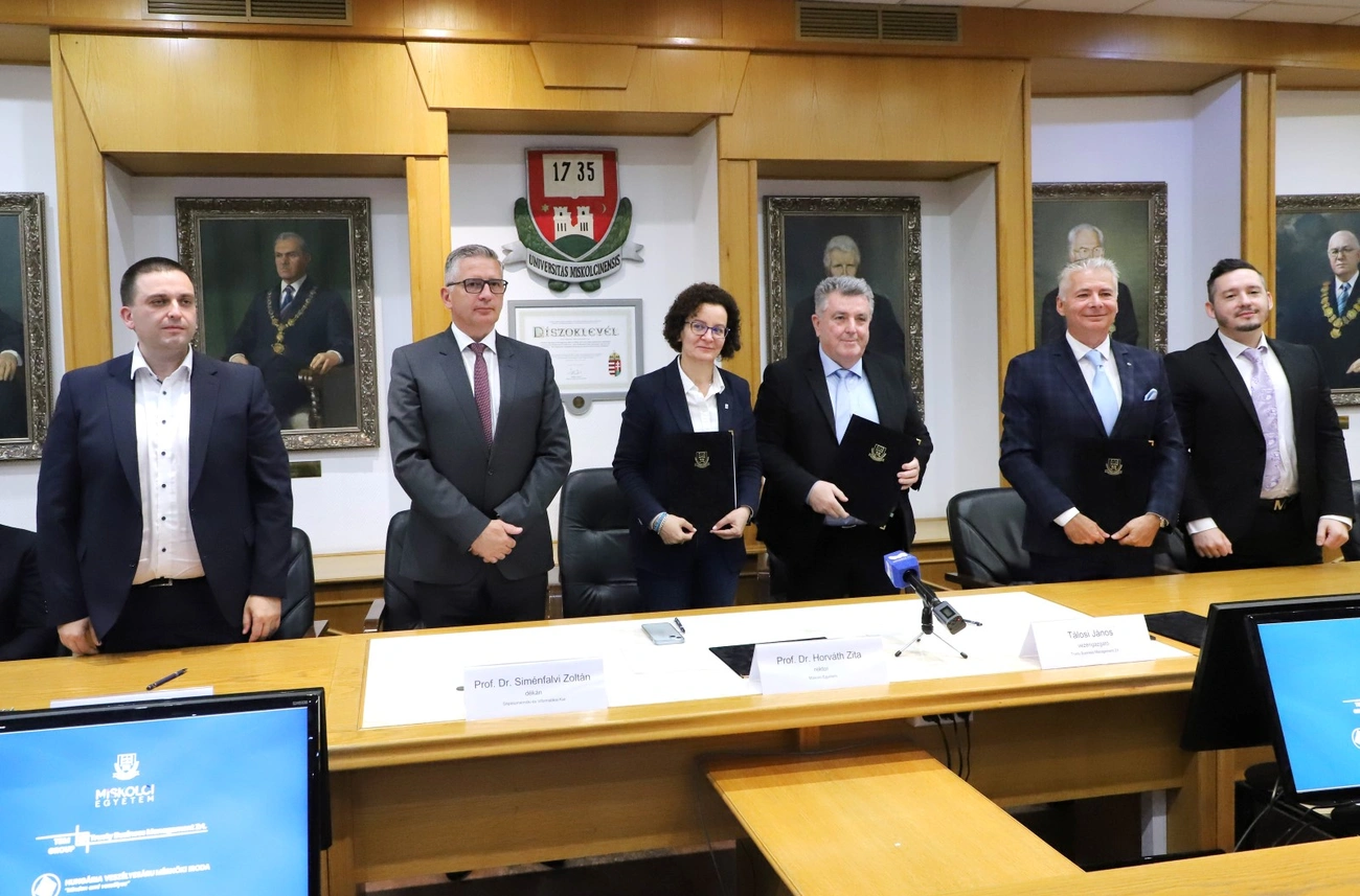 egyetem_alairas_250709ml-13.JPG (348.5 KB)