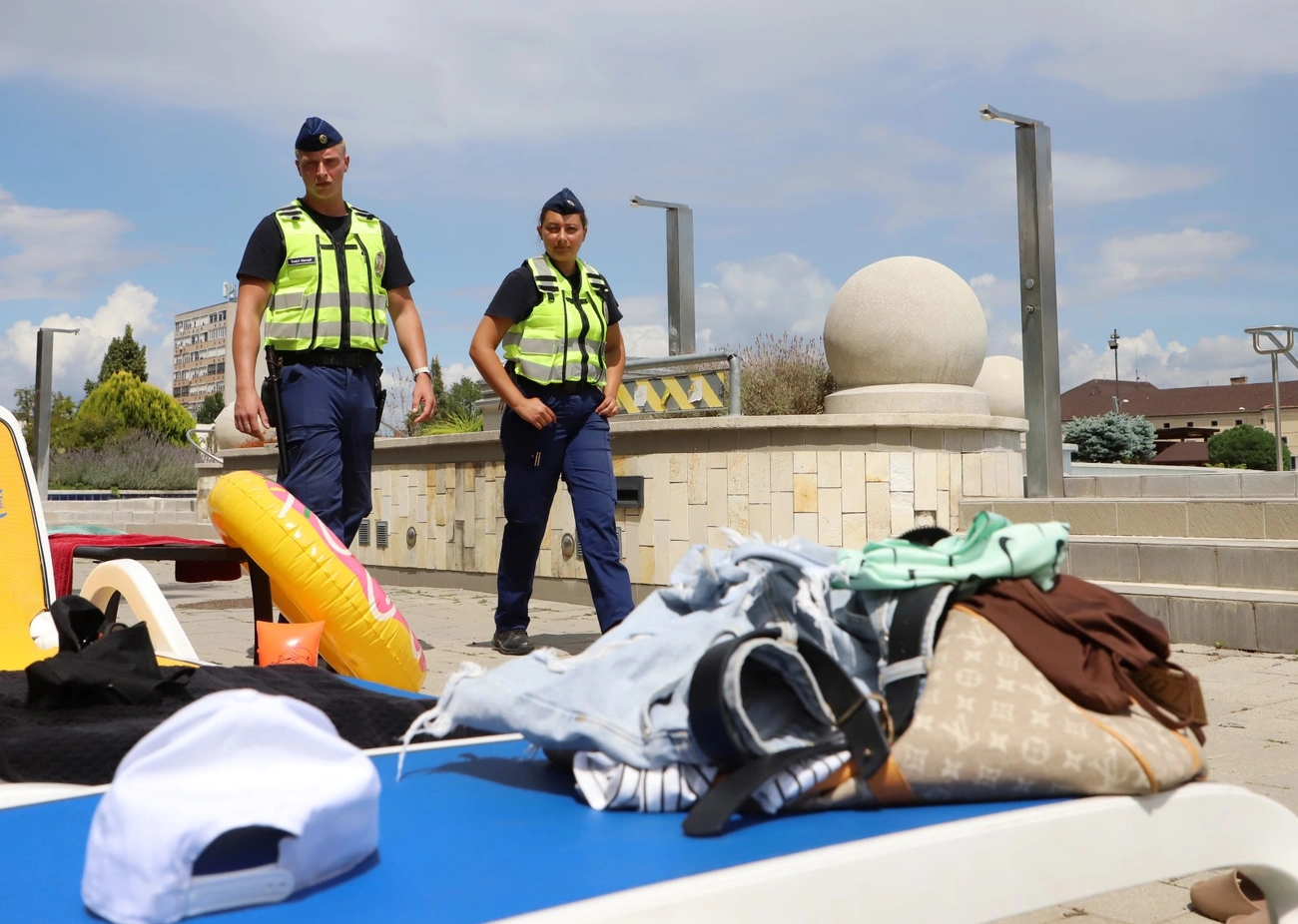 Rendőr-rendész járőrök figyelik a rendet a selyemréti strandon